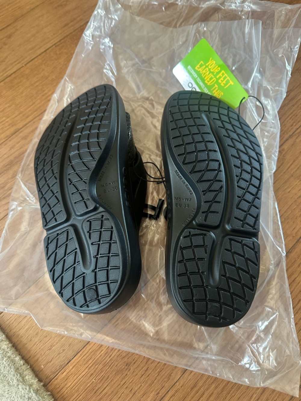 OOFOS OORIGINAL SANDAL NWT - Picture 13 of 14